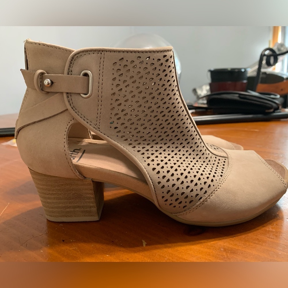 New Women's Earth Brand Tan Peep-Toe Block Heel Sandals size 8M